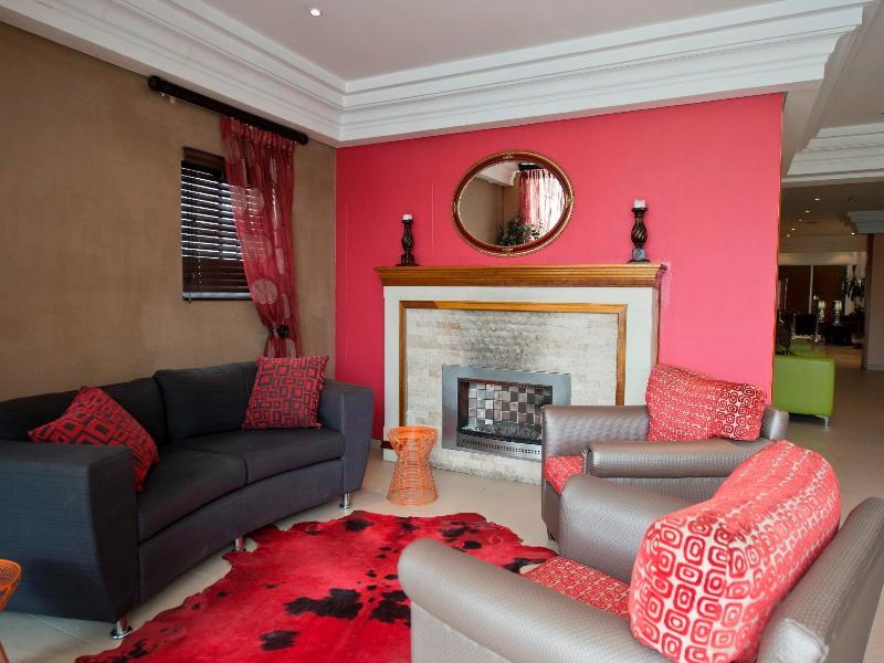 Protea Hotel By Marriott Windhoek Furstenhof Екстериор снимка
