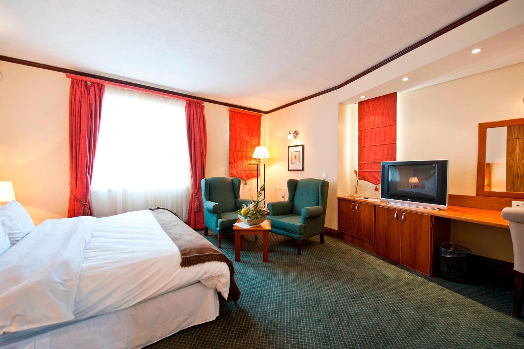Protea Hotel By Marriott Windhoek Furstenhof Екстериор снимка