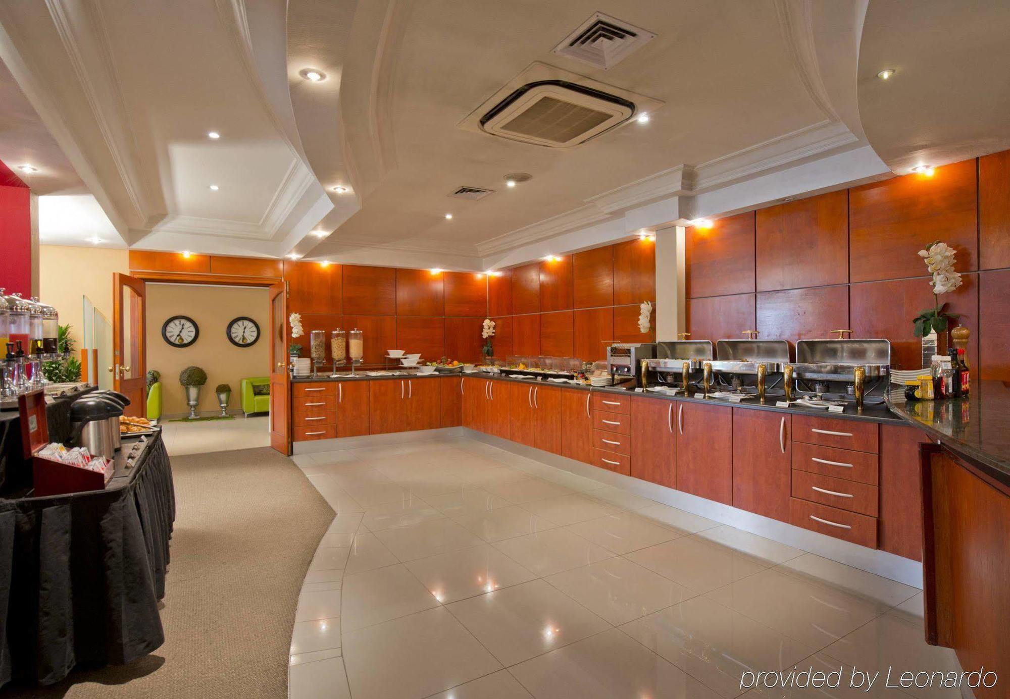 Protea Hotel By Marriott Windhoek Furstenhof Екстериор снимка