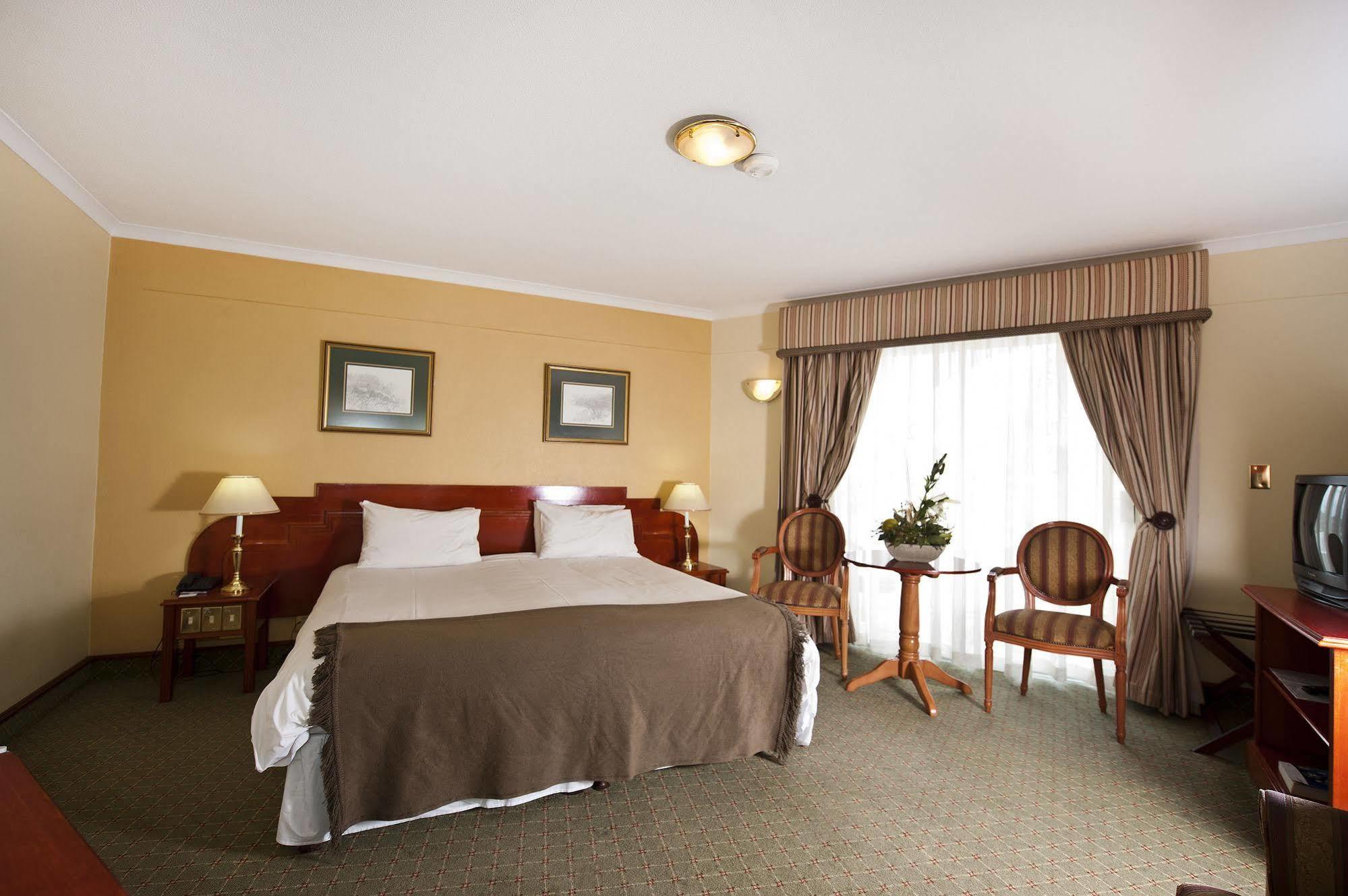 Protea Hotel By Marriott Windhoek Furstenhof Екстериор снимка